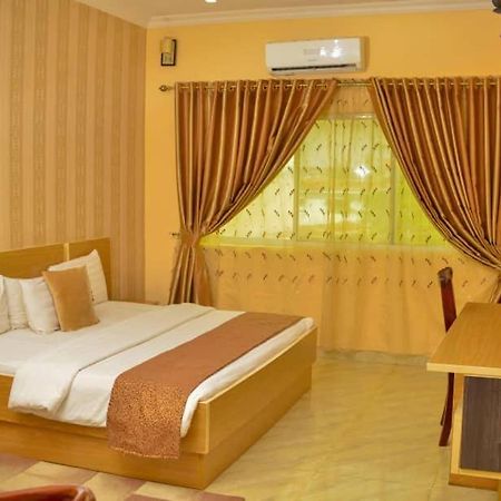 Fawzy Hotel Ibadan Exterior photo