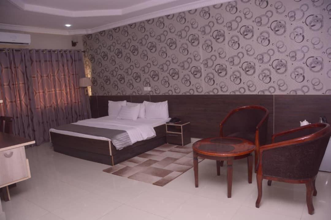 Fawzy Hotel Ibadan Exterior photo